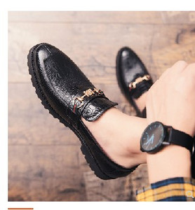 Mūsdienīgi vīriešu mokasīni no eko ādas ar metāla elementu