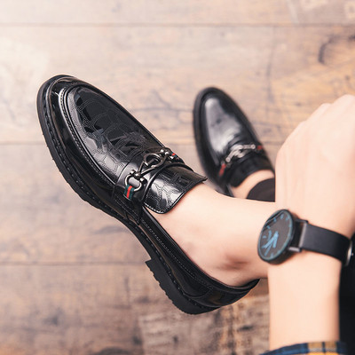 Mūsdienīgi vīriešu mokasīni no eko ādas ar metāla elementu