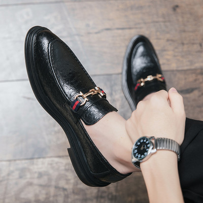 Mūsdienīgi vīriešu mokasīni no eko ādas ar metāla elementu