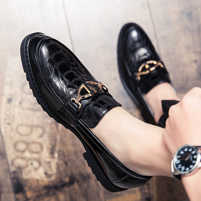 Mūsdienīgi vīriešu mokasīni no eko ādas ar metāla elementu