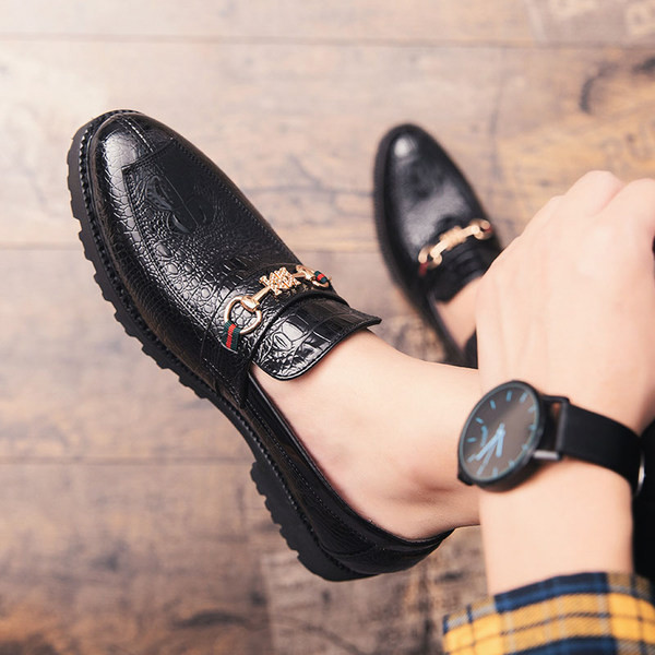 Mūsdienīgi vīriešu mokasīni no eko ādas ar metāla elementu