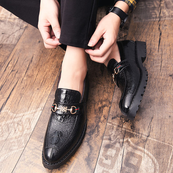 Mūsdienīgi vīriešu mokasīni no eko ādas ar metāla elementu