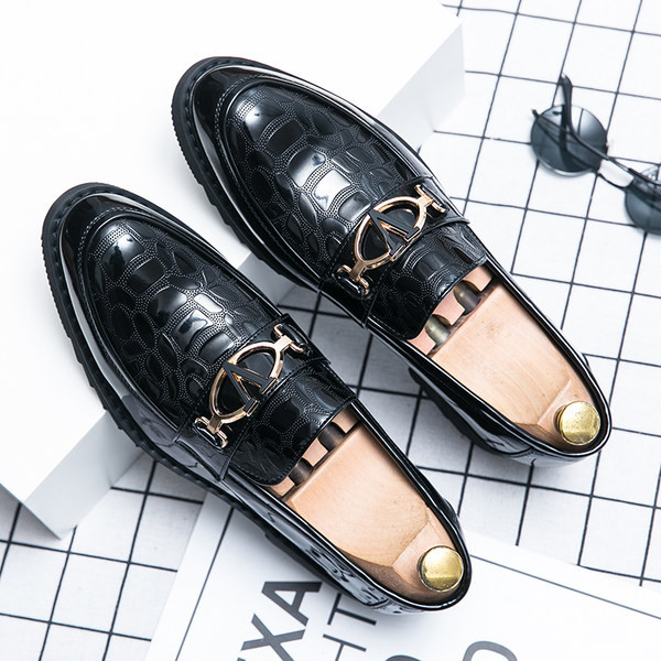 Mūsdienīgi vīriešu mokasīni no eko ādas ar metāla elementu