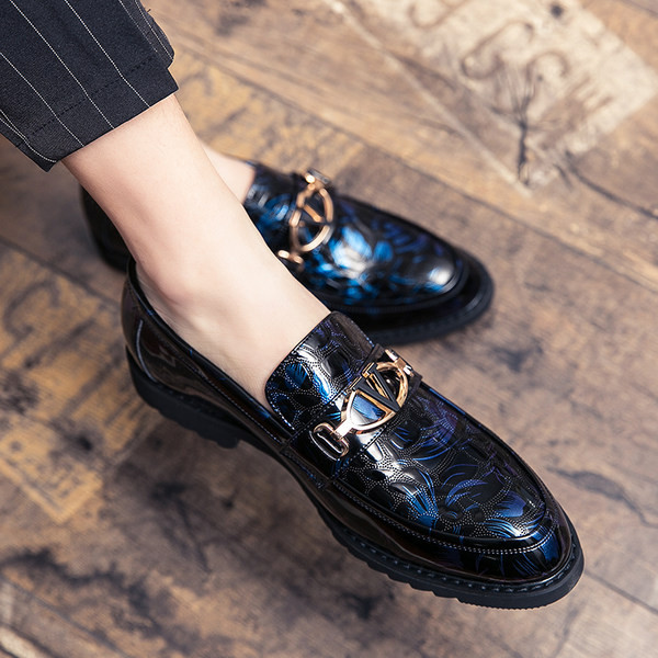 Mūsdienīgi vīriešu mokasīni no eko ādas ar metāla elementu