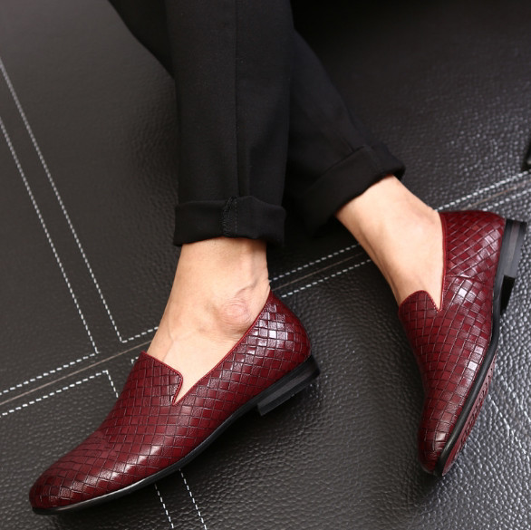 Klassikalise mudeliga meeste mokassiinid, mis on valmistatud reljeefsest nahast