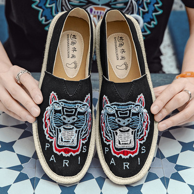 Jauns vīriešu espadriļu modelis ar izšuvumu