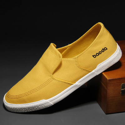 Vīriešu mokasīni noapaļots raksts ar izšūtu uzrakstu