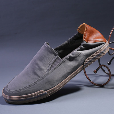 Vīriešu mokasīnu vienkrāsains modelis ar plakanu zoli