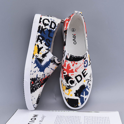 Krāsaini mokasīni ar uzrakstiem un plakanu zoli