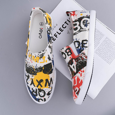 Krāsaini mokasīni ar uzrakstiem un plakanu zoli