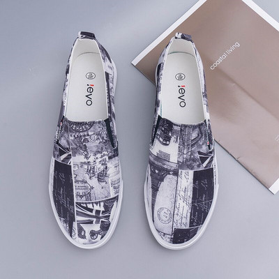 Krāsaini mokasīni ar uzrakstiem un plakanu zoli