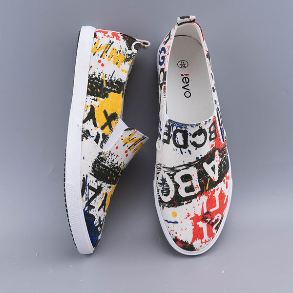 Krāsaini mokasīni ar uzrakstiem un plakanu zoli