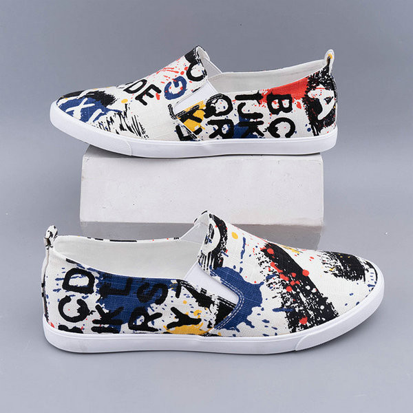 Krāsaini mokasīni ar uzrakstiem un plakanu zoli