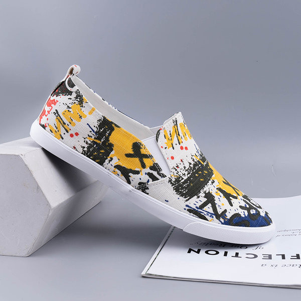 Krāsaini mokasīni ar uzrakstiem un plakanu zoli