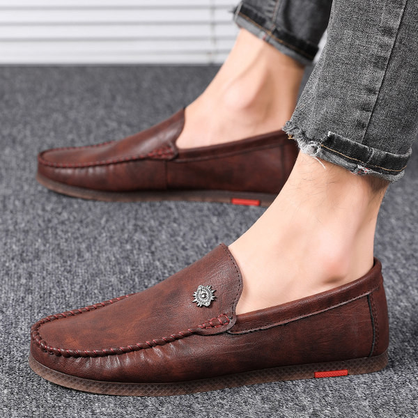 Ανδρικά μοκασίνια με επίπεδη σόλα και μεταλλικό στοιχείο