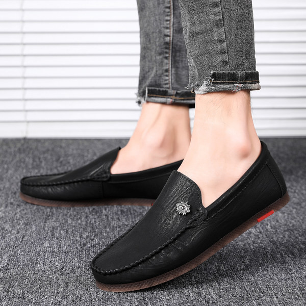Ανδρικά μοκασίνια με επίπεδη σόλα και μεταλλικό στοιχείο