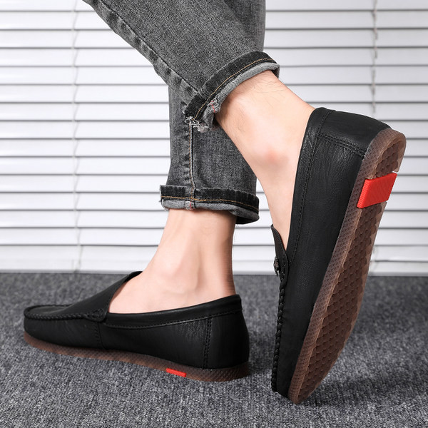 Ανδρικά μοκασίνια με επίπεδη σόλα και μεταλλικό στοιχείο