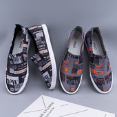 Jauns mokasīnu modelis ar uzrakstiem un plakanu zoli