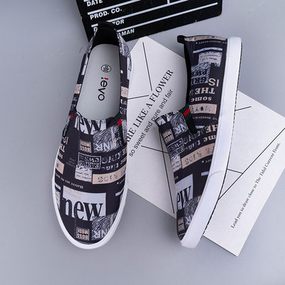 Jauns mokasīnu modelis ar uzrakstiem un plakanu zoli