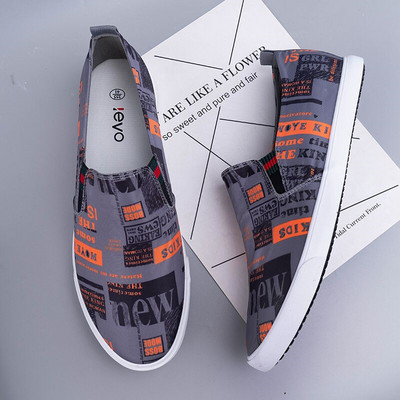 Jauns mokasīnu modelis ar uzrakstiem un plakanu zoli