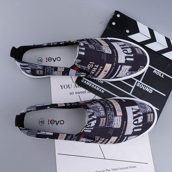 Jauns mokasīnu modelis ar uzrakstiem un plakanu zoli