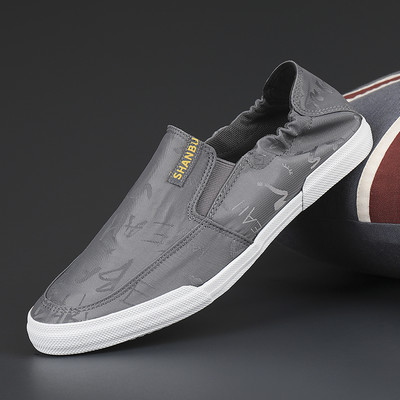 Vīriešu mokasīni ar uzrakstu, kas piemēroti ikdienas lietošanai