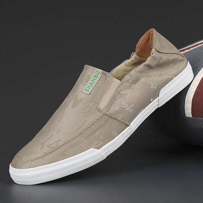 Vīriešu mokasīni ar uzrakstu, kas piemēroti ikdienas lietošanai