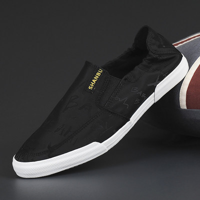 Vīriešu mokasīni ar uzrakstu, kas piemēroti ikdienas lietošanai