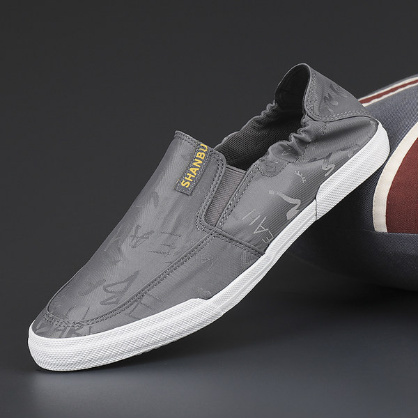 Vīriešu mokasīni ar uzrakstu, kas piemēroti ikdienas lietošanai