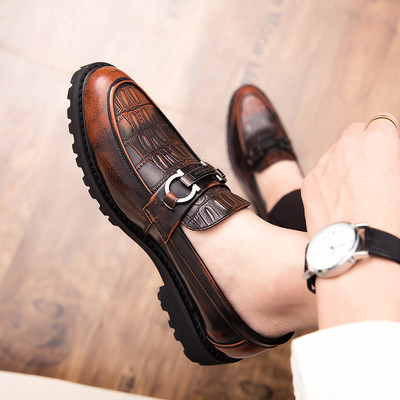 Jauns vīriešu mokasīnu modelis no eko ādas ar metāla elementu vairākās krāsās