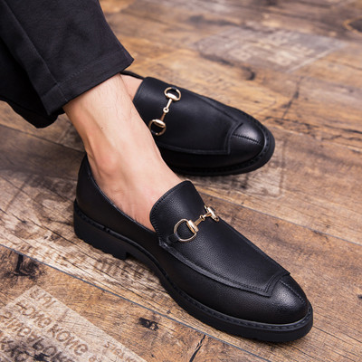 Jauns vīriešu mokasīnu modelis no eko ādas ar metāla elementu vairākās krāsās