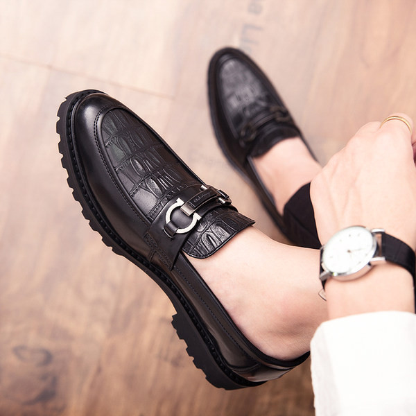 Jauns vīriešu mokasīnu modelis no eko ādas ar metāla elementu vairākās krāsās