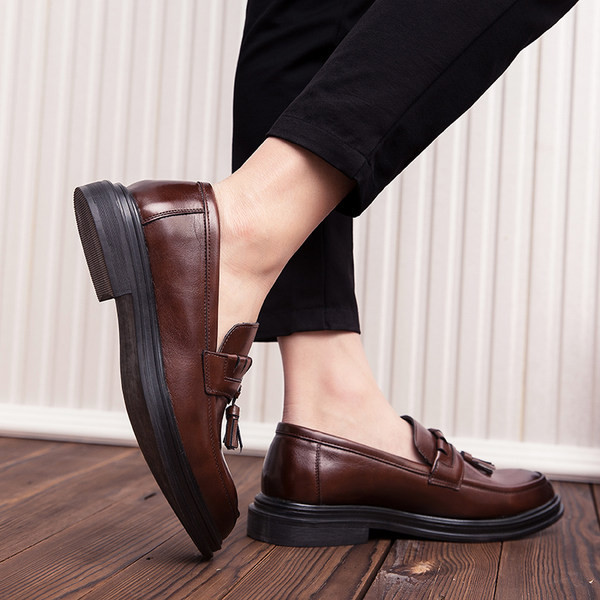 Ikdienas vīriešu mokasīni no mākslīgās ādas ar pušķi