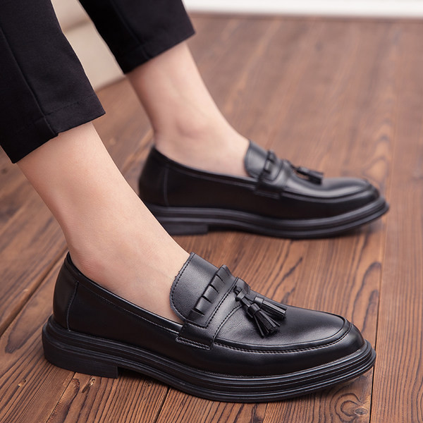 Ikdienas vīriešu mokasīni no mākslīgās ādas ar pušķi