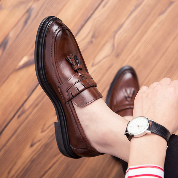 Ikdienas vīriešu mokasīni no mākslīgās ādas ar pušķi