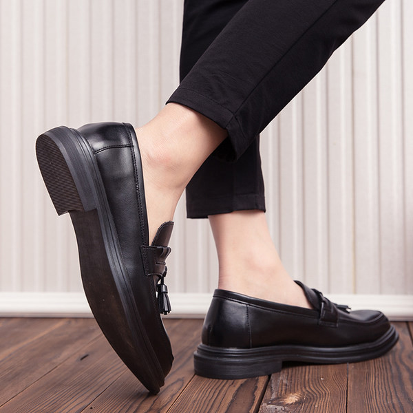 Ikdienas vīriešu mokasīni no mākslīgās ādas ar pušķi