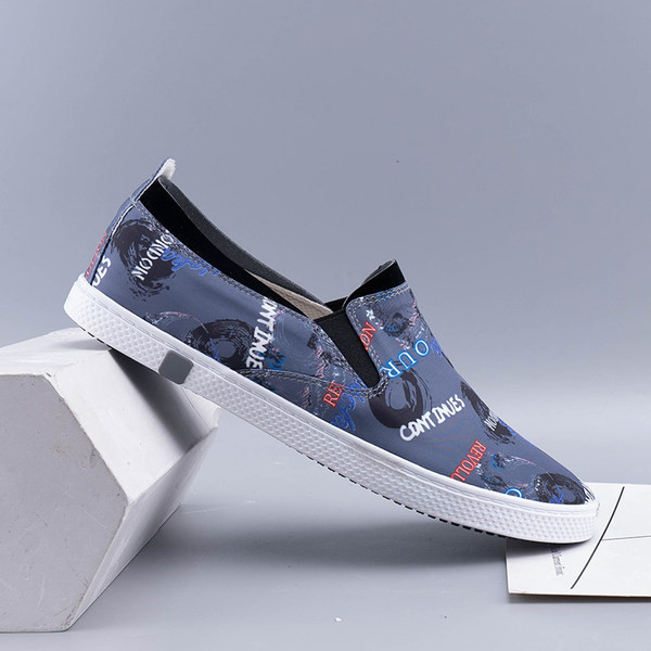 Aktuāli audekla mokasīni ar aplikācijām