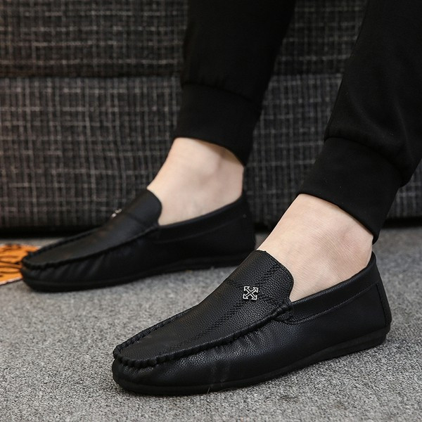 Vasarīgi vīriešu mokasīni no mākslīgās ādas ar metāla elementu