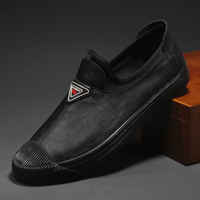 Vīriešu mokasīni no eko ādas ar emblēmu