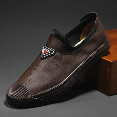 Vīriešu mokasīni no eko ādas ar emblēmu