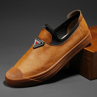 Vīriešu mokasīni no eko ādas ar emblēmu