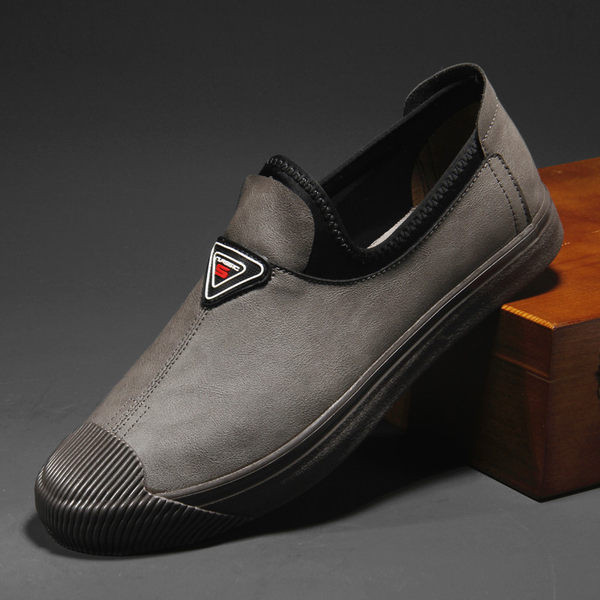 Vīriešu mokasīni no eko ādas ar emblēmu