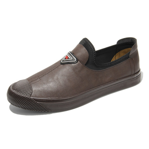 Vīriešu mokasīni no eko ādas ar emblēmu