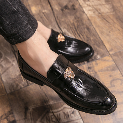 Mūsdienīgi vīriešu mokasīni ar metāla apdari