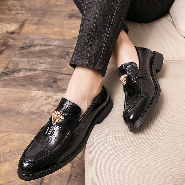 Mūsdienīgi vīriešu mokasīni ar metāla apdari