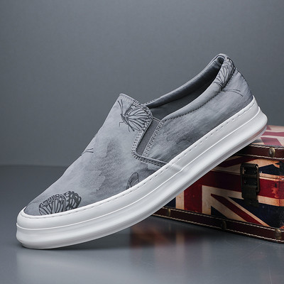 Mūsdienīgi vīriešu mokasīni ar aplikācijām