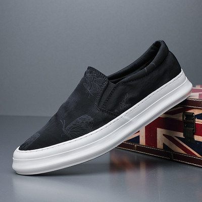 Mūsdienīgi vīriešu mokasīni ar aplikācijām