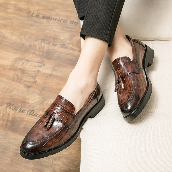 Vīriešu mokasīni no eko ādas ar pušķiem