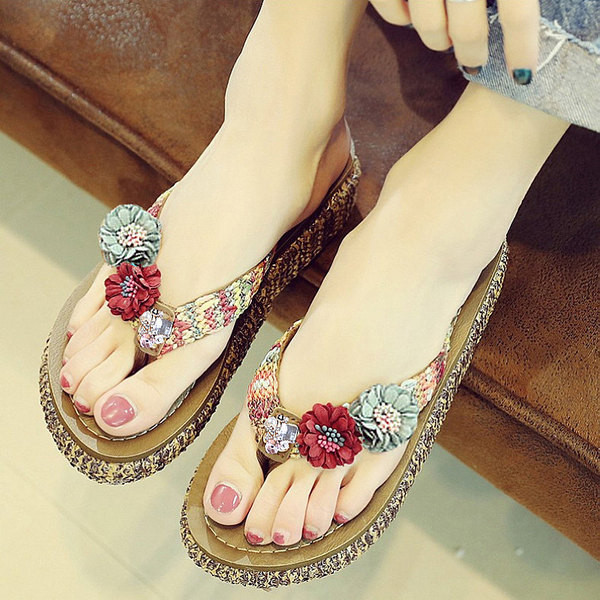 Modernas sieviešu čības ar 3D ziediem un 3 cm platformu