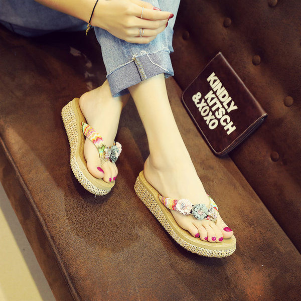 Modernas sieviešu čības ar 3D ziediem un 3 cm platformu